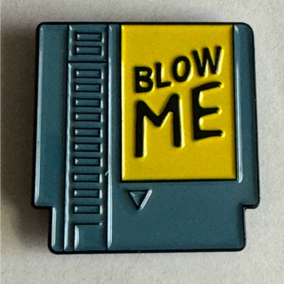 Game Cartridge Brooch Pin New - Picture 1 of 2